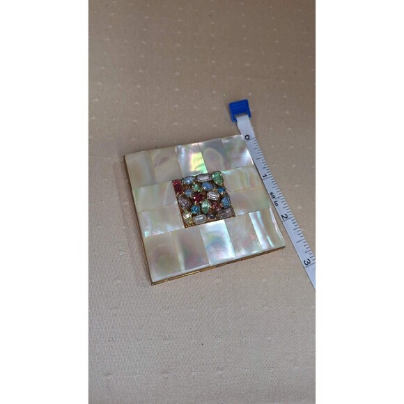 VINTAGE 1950'S MOTHER-OF-PEARL MULTICOLOR COMPACT BY EVANS MADE IN THE USA - Picture 2 of 7